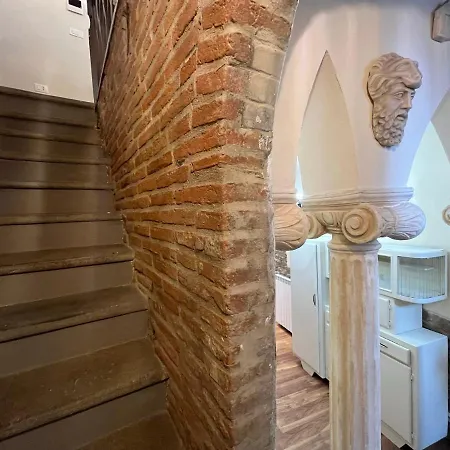 - The House With Well And The Frescos Palace Appartamento