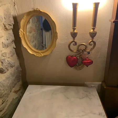 - The House With Well And The Frescos Palace Appartamento