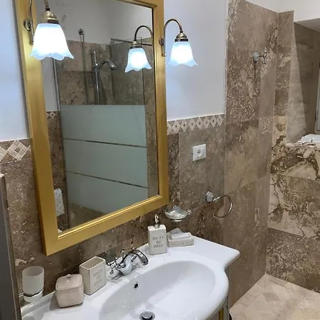 - The House With Well And The Frescos Palace Appartamento